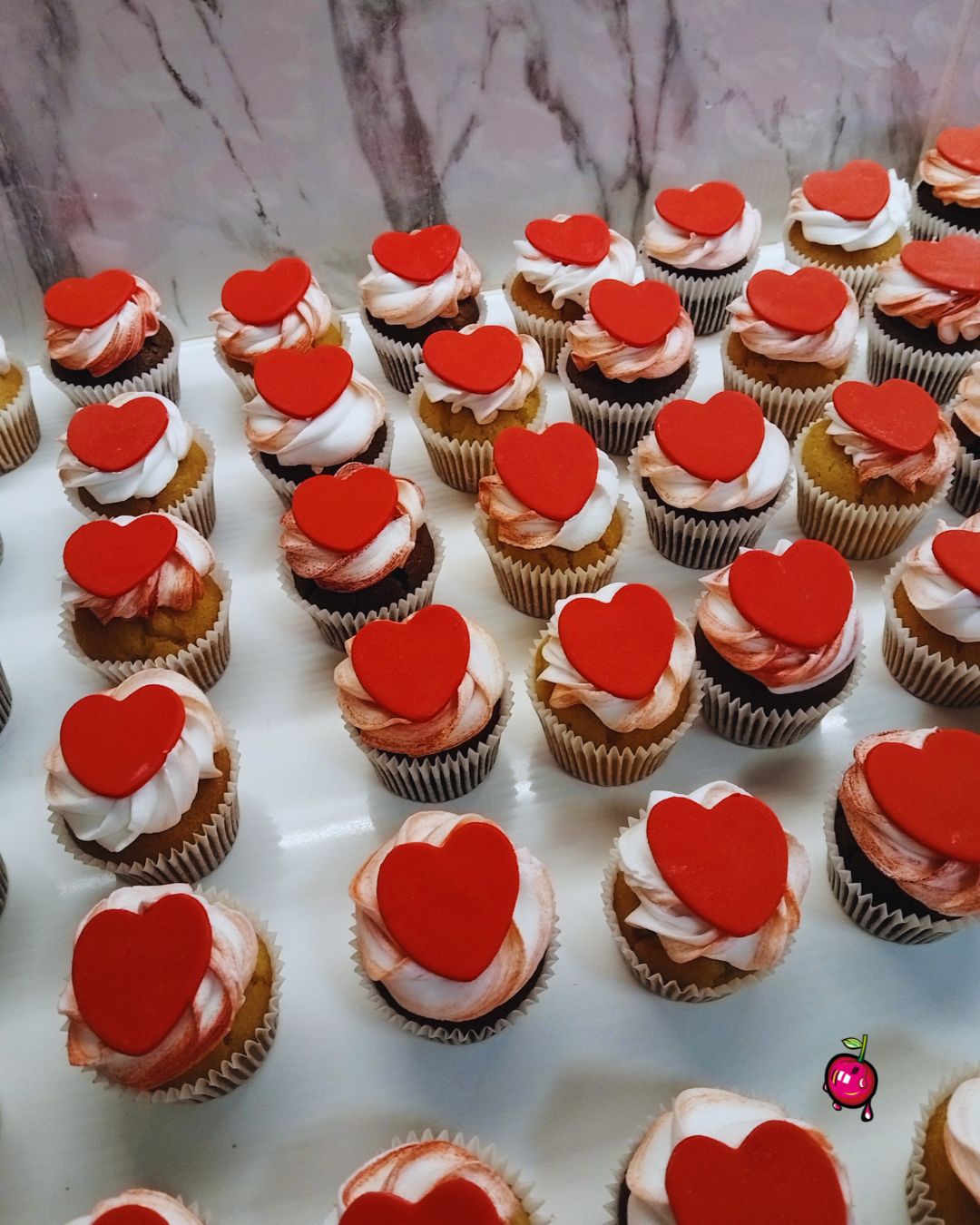 Valentines Day Cupcakes with A Fondant Heart